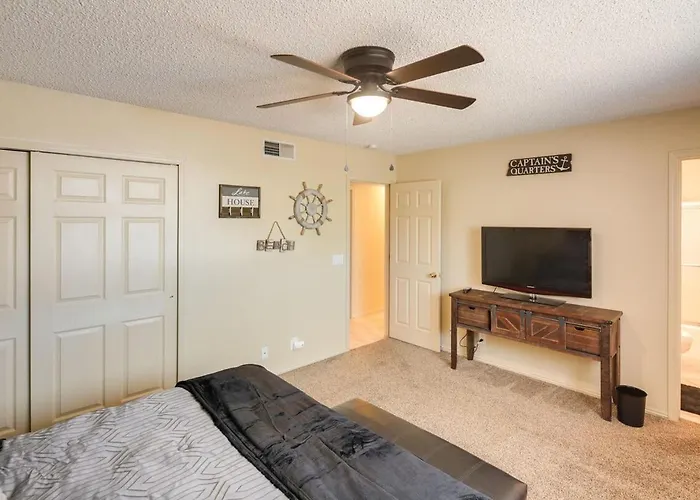 Sunny With Pool & Patio 3 Miles To The Lake!